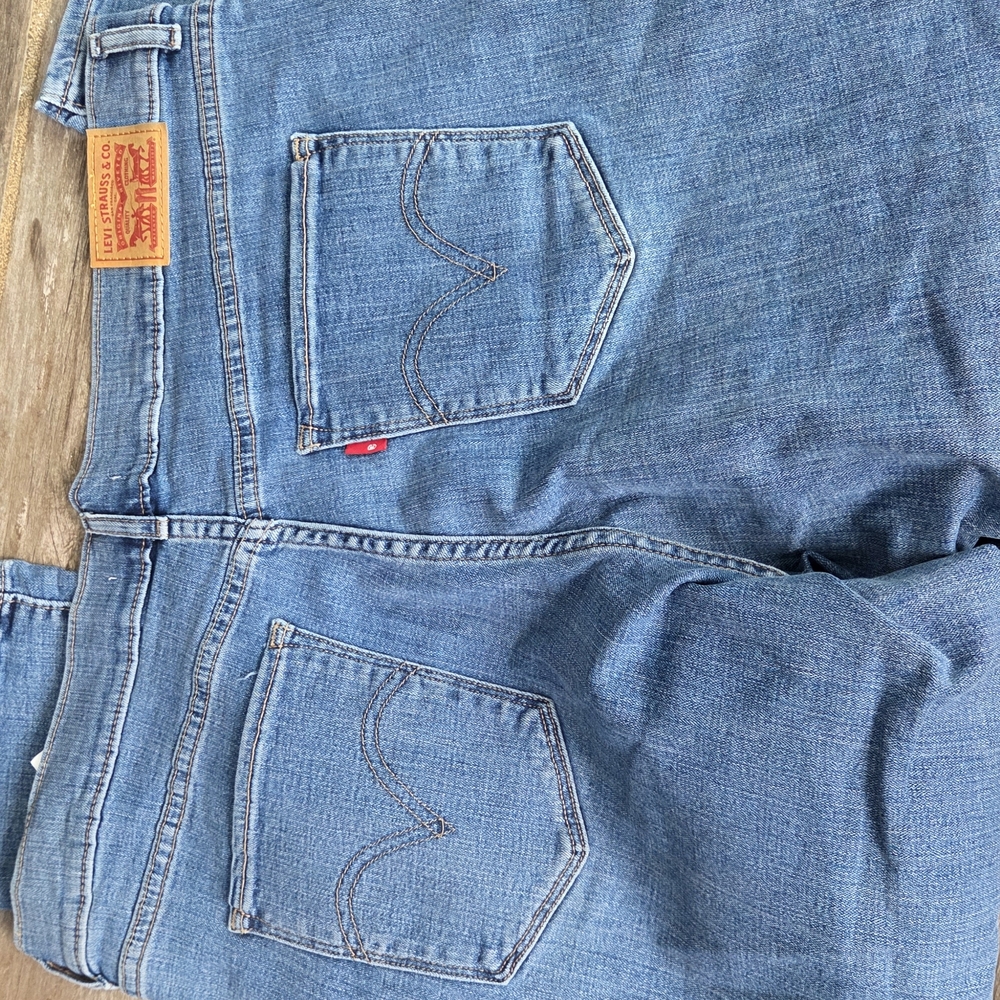 Levi's Women's Light Blue Classic Crop Jeans - Picture 4 of 4